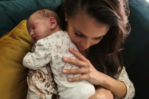 De ce aleg mamicile dupa ce nasc sa-si imparta dormitorul cu micutul lor? Ce simt taticii?
